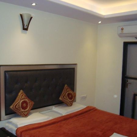 Hotel S P Нью-Дели Экстерьер фото
