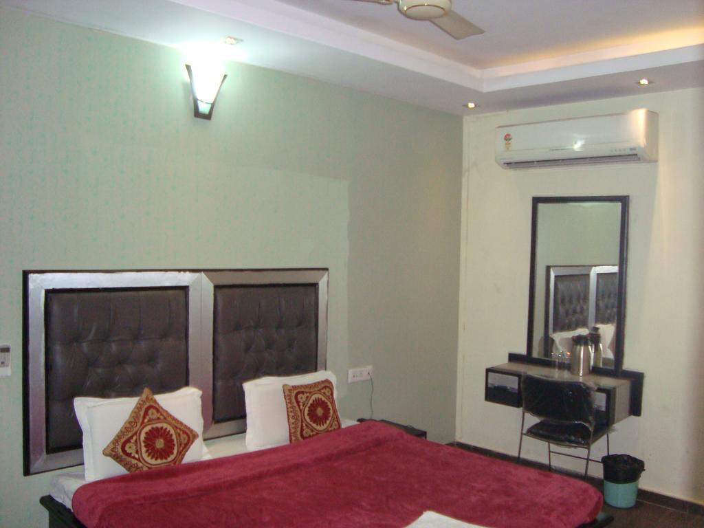 Hotel S P Нью-Дели Экстерьер фото
