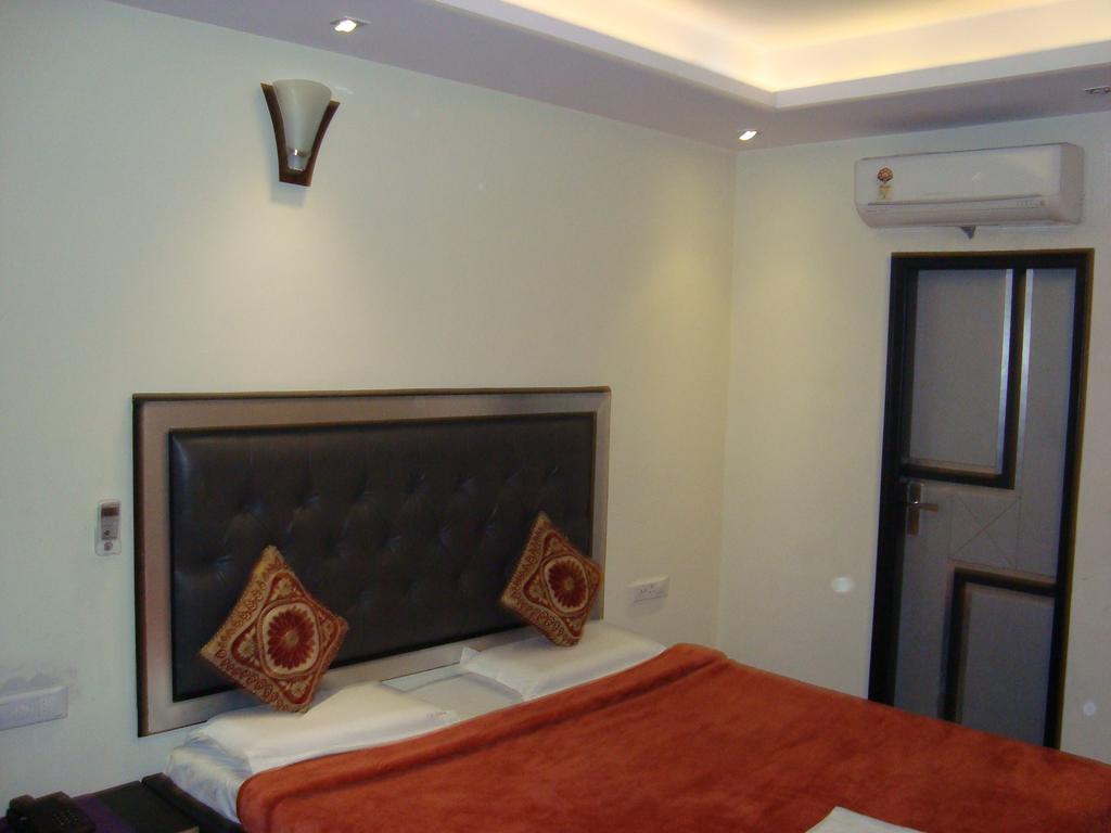 Hotel S P Нью-Дели Экстерьер фото