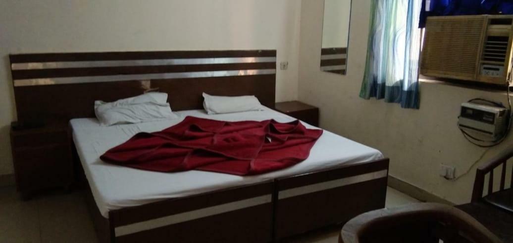 Hotel S P Нью-Дели Экстерьер фото